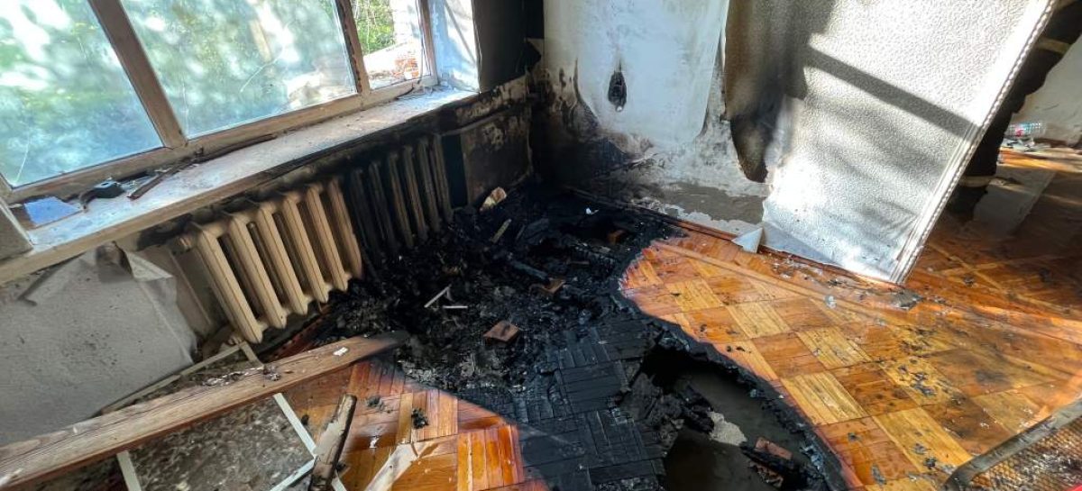 В Сальске, в двухэтажном доме по улице Жуковского, загорелся паркет