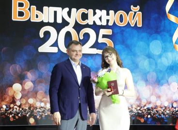 Юрий Слюсарь пожелал выпускникам школ не забывать своих учителей