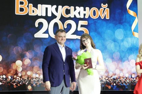Юрий Слюсарь пожелал выпускникам школ не забывать своих учителей