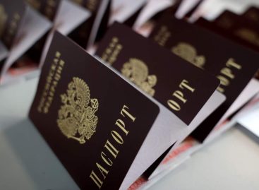 Торжественное вручение паспортов: Юрий Слюсарь поздравил юных дончан и жителей региона с Днем России
