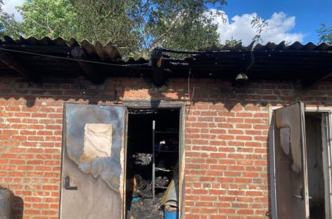 В Сальском районе сгорела хозпостройка