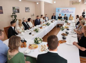 В День семьи, любви и верности глава региона Юрий Слюсарь пообщался с супружескими парами