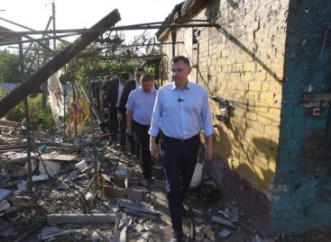 Юрий Слюсарь посетил Сальск, где ночью в результате атаки БПЛА повреждены жилые дома и ж/д объекты