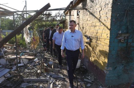 Юрий Слюсарь посетил Сальск, где ночью в результате атаки БПЛА повреждены жилые дома и ж/д объекты