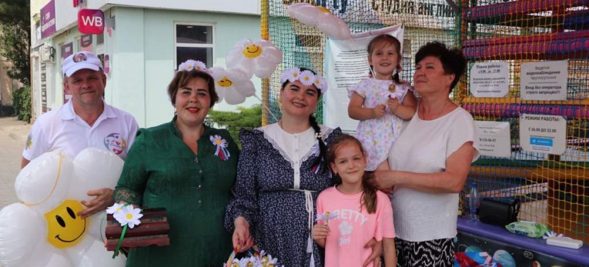 Артисты городского ДК подарили жителям многоквартирных домов праздничные концерты ко Дню семьи, любви и верности