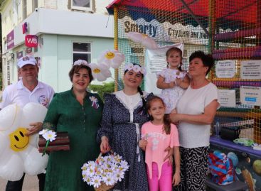 Артисты городского ДК подарили жителям многоквартирных домов праздничные концерты ко Дню семьи, любви и верности