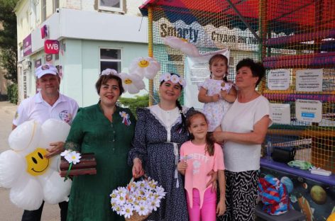 Артисты городского ДК подарили жителям многоквартирных домов праздничные концерты ко Дню семьи, любви и верности