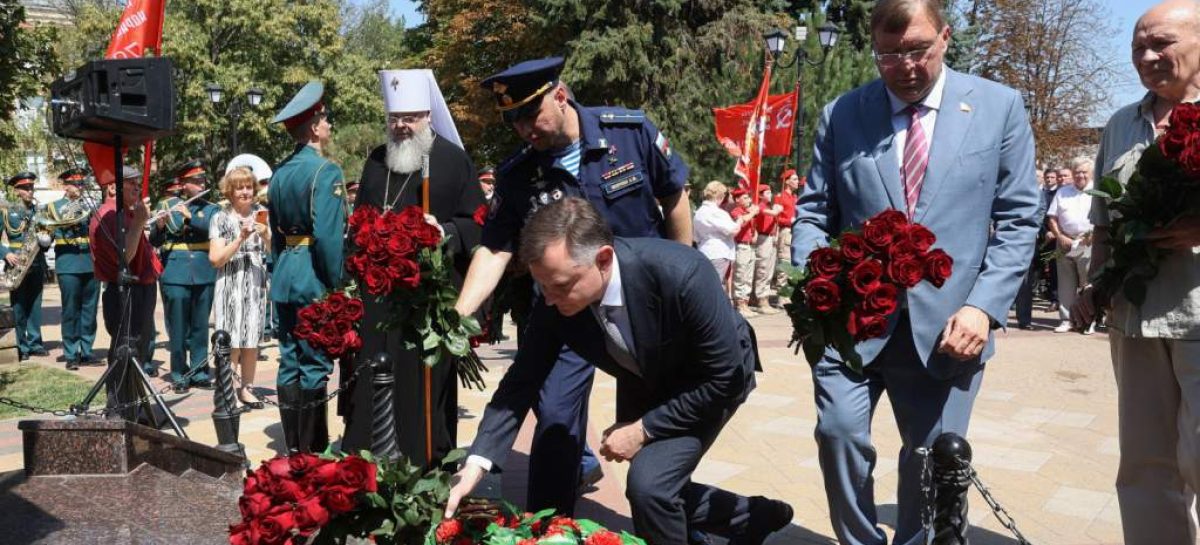 Юрий Слюсарь возложил цветы к памятнику Герою России Алексею Бересту