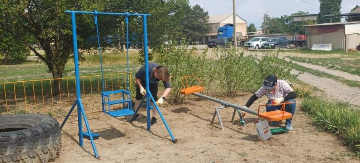 В Сальске ремонтируют 24 муниципальных детских площадки