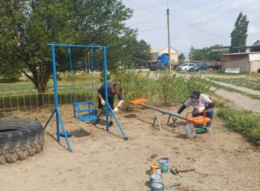 В Сальске ремонтируют 24 муниципальных детских площадки