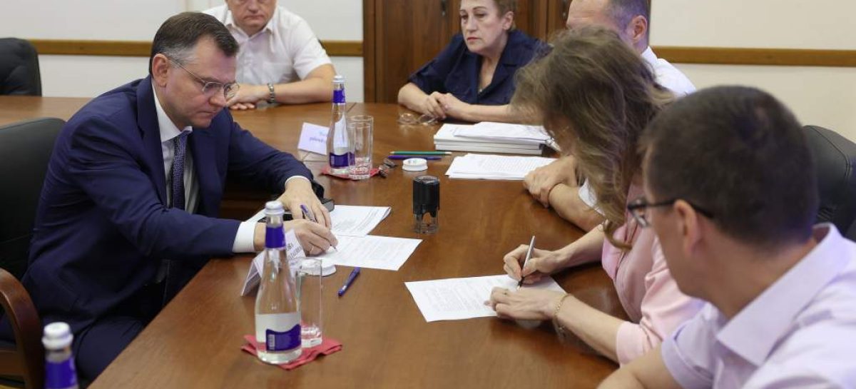 Юрий Слюсарь первым подал в избирком документы на регистрацию кандидатом на выборах донского губернатора