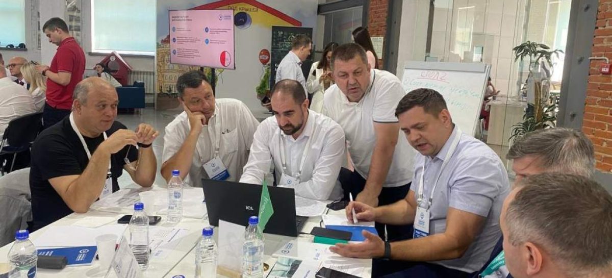 В Ростовской области обсуждают стратегию развития региона с акцентом на цифровую трансформацию«Цифровизация», «Безопасность», «Развитие» — с этими словами ассоциируется будущее Ростовской области у экспертов очередной экспертной сессии по обновлению Стратегии развития Ростовской области до 2030 года. Напомним, по инициативе главы региона Юрия Слюсаря на Дону проходит серия отраслевых встреч, которые призваны помочь открыть новые возможности для региона. Сессия, которая состоялась сегодня, 15 июля, была посвящена вопросам цифровизации управления в органах власти, социальной и других сферах. В мозговом штурме приняли участие эксперты в различных отраслях, в том числе ИТ-специалисты, экономисты, врачи, юристы, представители исполнительных органов власти. Заместитель губернатора Ростовской области Артем Хохлов отметил, что наш регион находится в числе лидеров России по использованию «Платформы обратной связи», большинство (89) государственных и муниципальных услуг переведены в электронный вид, созданы удобные электронные каналы взаимодействия жителей Дона с государством, работает сеть МФЦ, которая охватывает 97% населенных пунктов региона и ежегодно принимает порядка 5 млн заявлений. Участники стратегической сессии обсуждали приоритетные задачи цифровой трансформации Ростовской области по семи направлениям. По каждому из них были предложены конкретные инициативы. Добавим, что помимо отраслевых сессий во всех районах и городах области по поручению главы региона Юрия Слюсаря проходят территориальные сессии с участием жителей Дона. Итогом всех обсуждений станет обновленная Стратегия развития Ростовской области до 2030 года.