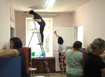Моют, красят потолки и стены: в сальской «Жемчужинке» идет косметический ремонт