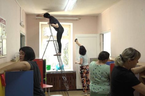Моют, красят потолки и стены: в сальской «Жемчужинке» идет косметический ремонт