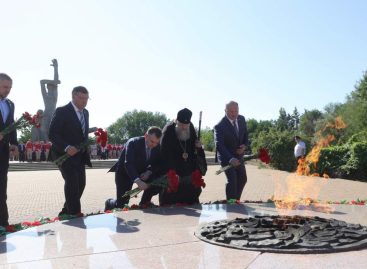 Вместе с жителями Ростова Юрий Слюсарь почтил память жертв массового расстрела в Змиевской балке