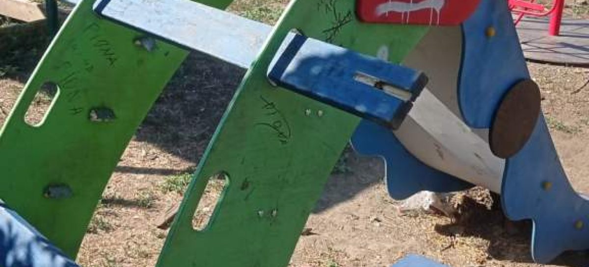 Вандалы продолжают уничтожать детские площадки в Сальске