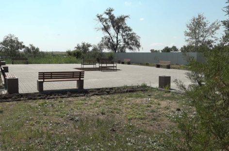 В «Саду памяти»: на территории памятника в поселке Степной Курган строят новую благоустроенную площадку