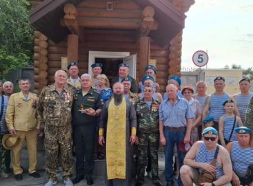 Десантники в Сальске отметили 95-летие крылатой пехоты