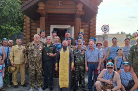 Десантники в Сальске отметили 95-летие крылатой пехоты
