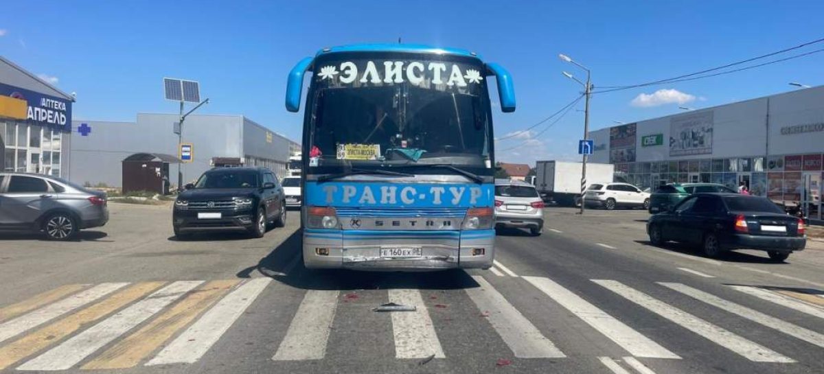 В Сальском районе автобус врезался в легковой автомобиль