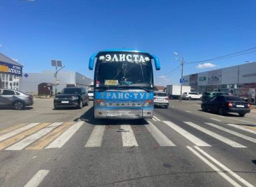 В Сальском районе автобус врезался в легковой автомобиль