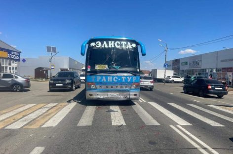 В Сальском районе автобус врезался в легковой автомобиль