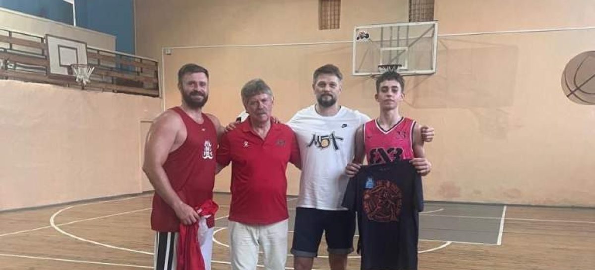 Продолжая дело: тренер сальской ДЮСШ Павел Игнатенко организовал товарищеский матч