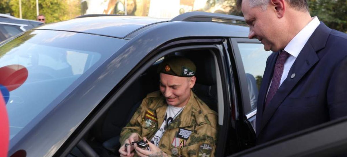 На Дону участникам СВО вручили ключи от спецавтомобилей