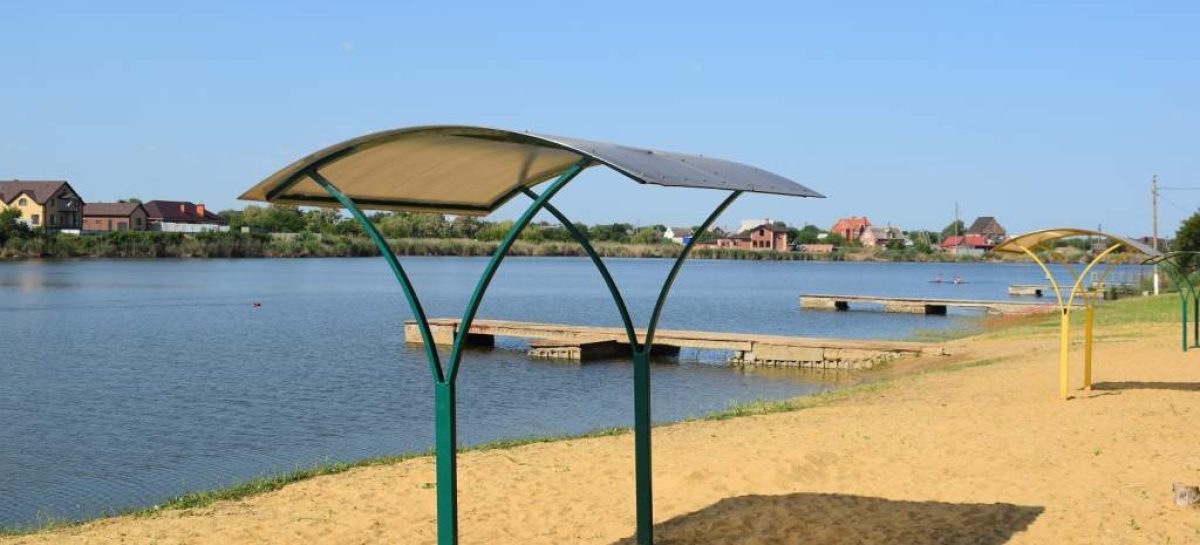 На пляже в Сальске мужчине брызнули в лицо из перцового баллончика