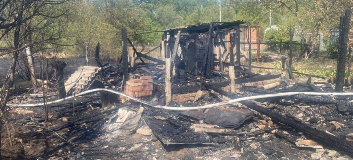 На дачах в Сальском районе сгорела хозпостройка