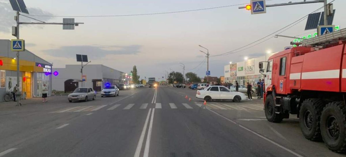 В Сальском районе на пешеходном переходе сбили женщину