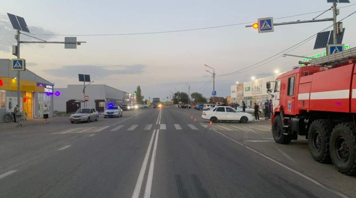 В Сальском районе на пешеходном переходе сбили женщину