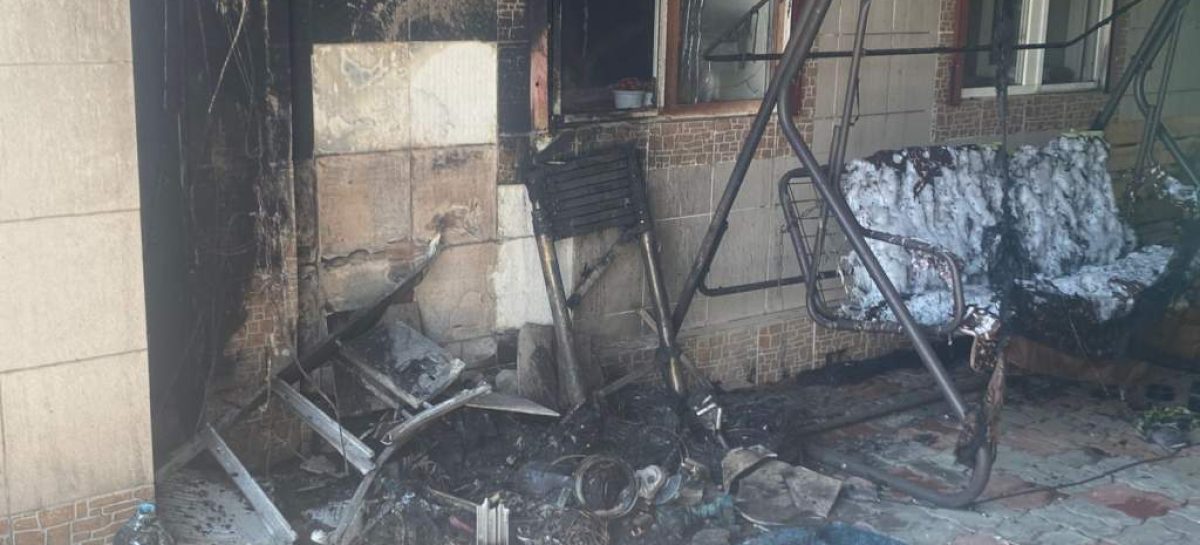 В Сальске из-за оставленного на зарядке без надзора аккумулятора случился пожар
