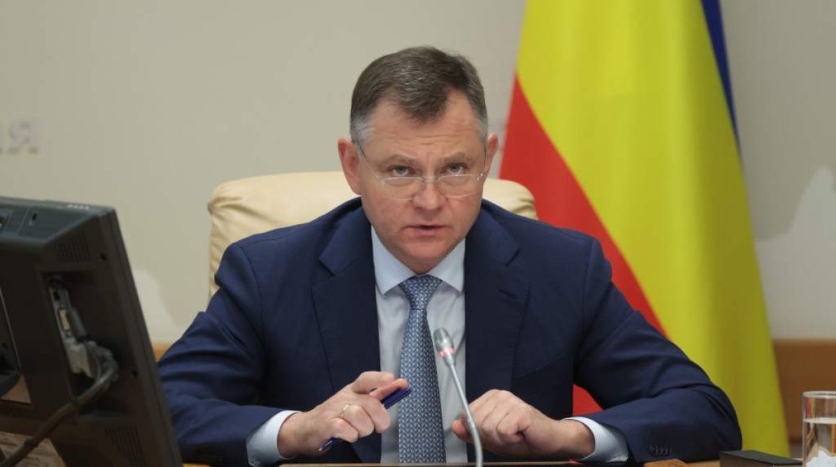 Юрий Слюсарь потребовал оперативно завершить установку детских площадок в муниципалитетах Дона