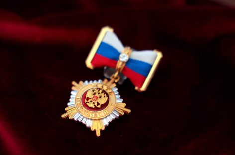 Юрий Слюсарь вручил орден «Мать-героиня» ростовчанке Надежде Осяк