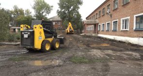 Благоустройство за 4 миллиона: в школе Степного Кургана стелют новый асфальт