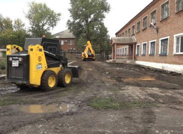 Благоустройство за 4 миллиона: в школе Степного Кургана стелют новый асфальт