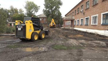 Благоустройство за 4 миллиона: в школе Степного Кургана стелют новый асфальт