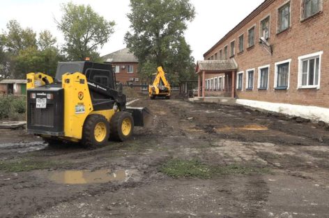 Благоустройство за 4 миллиона: в школе Степного Кургана стелют новый асфальт