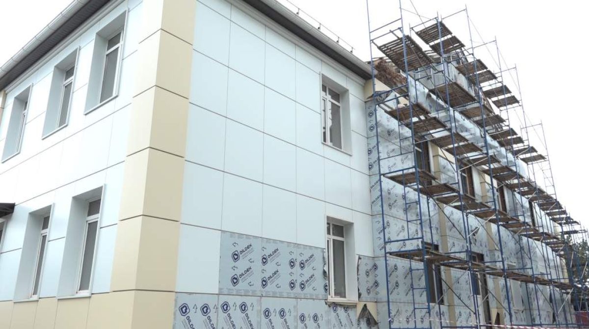 Старый Дом культуры в Степном Кургане помолодел: подрядчик завершает капитальный ремонт