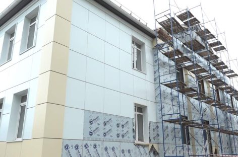Старый Дом культуры в Степном Кургане помолодел: подрядчик завершает капитальный ремонт