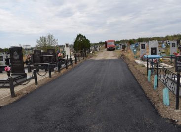 На городском кладбище в Сальске, по улице Аэродромной, 7, идёт капитальный ремонт дороги на центральном проезде