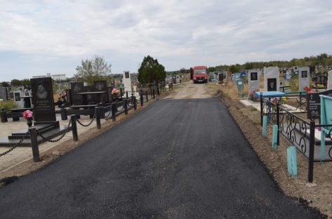 На городском кладбище в Сальске, по улице Аэродромной, 7, идёт капитальный ремонт дороги на центральном проезде