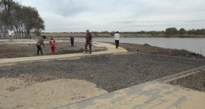 Успеть до 1 ноября: в поселке Гигант благоустраивают прибрежную зону