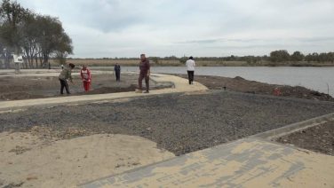 Успеть до 1 ноября: в поселке Гигант благоустраивают прибрежную зону