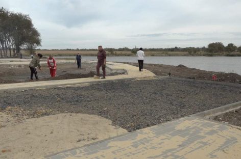 Успеть до 1 ноября: в поселке Гигант благоустраивают прибрежную зону
