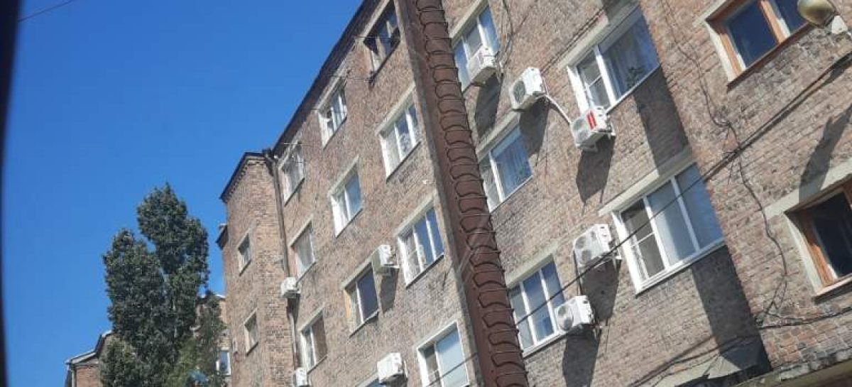 По просьбе жителей, городские власти в Сальске убрали 18-метровую трубу недействующей котельной, располагавшейся в подвале МКД