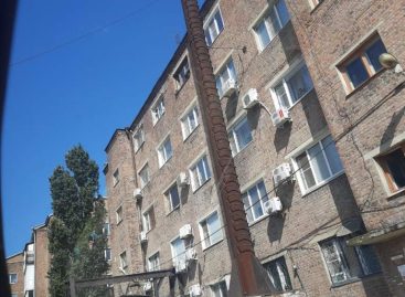 По просьбе жителей, городские власти в Сальске убрали 18-метровую трубу недействующей котельной, располагавшейся в подвале МКД