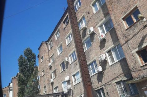 По просьбе жителей, городские власти в Сальске убрали 18-метровую трубу недействующей котельной, располагавшейся в подвале МКД
