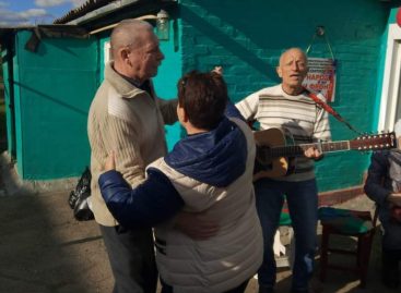 Накануне Дня пожилого человека волонтёр Алексей Филоненко дал концерт для обслуживаемых ЦСО